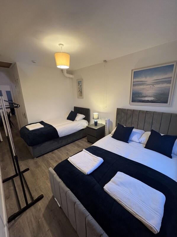 4 عدّة غرف نوم وخدمة الإنترنت وملاءات أسرّة