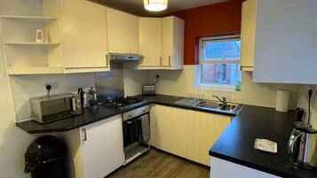 Fridge, oven, stovetop, cookware/dishes/utensils