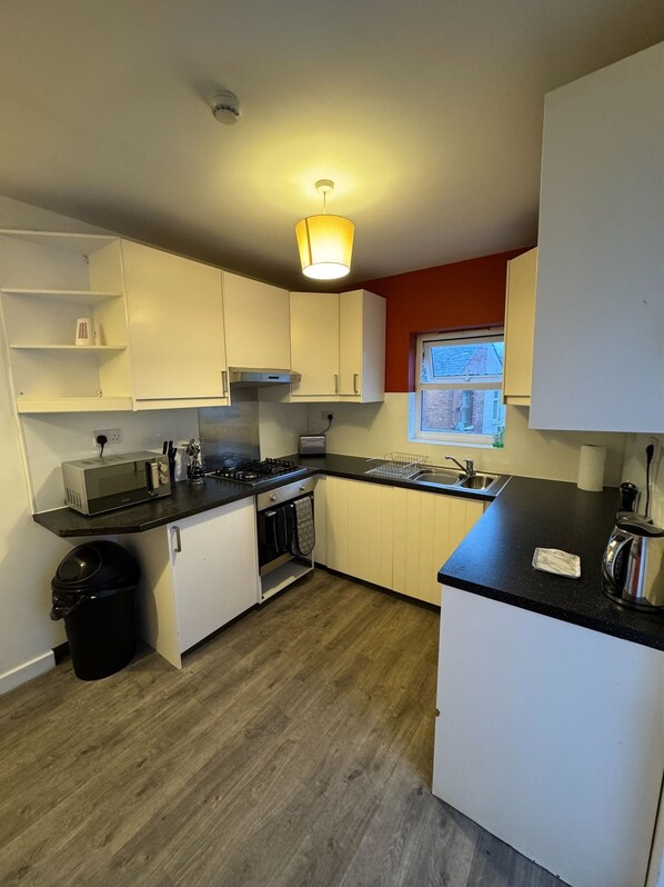 Fridge, oven, stovetop, cookware/dishes/utensils