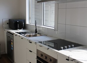 Fridge, microwave, oven, stovetop - Cozy Retreat Central Invermay (Invermay)