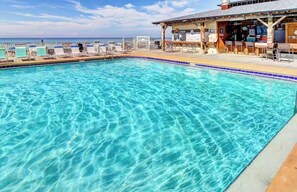 Utomhuspool och uppvärmd pool