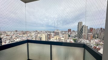 Apartamento, vista para a cidade | Sacada