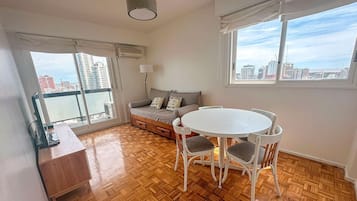 Apartamento, vista para a cidade | Área de estar