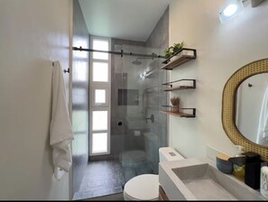 Håndklær, såpe og toalettpapir