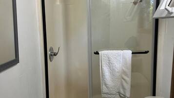 Douche, savon, papier toilette
