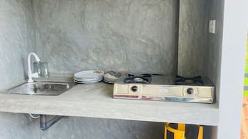 Chambre Deluxe Double ou avec lits jumeaux, balcon, vue jardin | Cuisine privée | Réfrigérateur, batterie de cuisine, vaisselle et ustensiles