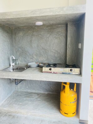 Deluxe-Doppel- oder -Zweibettzimmer, Balkon, Gartenblick | Eigene Küche | Kühlschrank, Kochgeschirr/Geschirr/Besteck