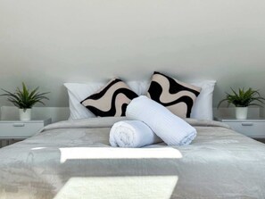 2 bedrooms, desk, iron/ironing board, WiFi