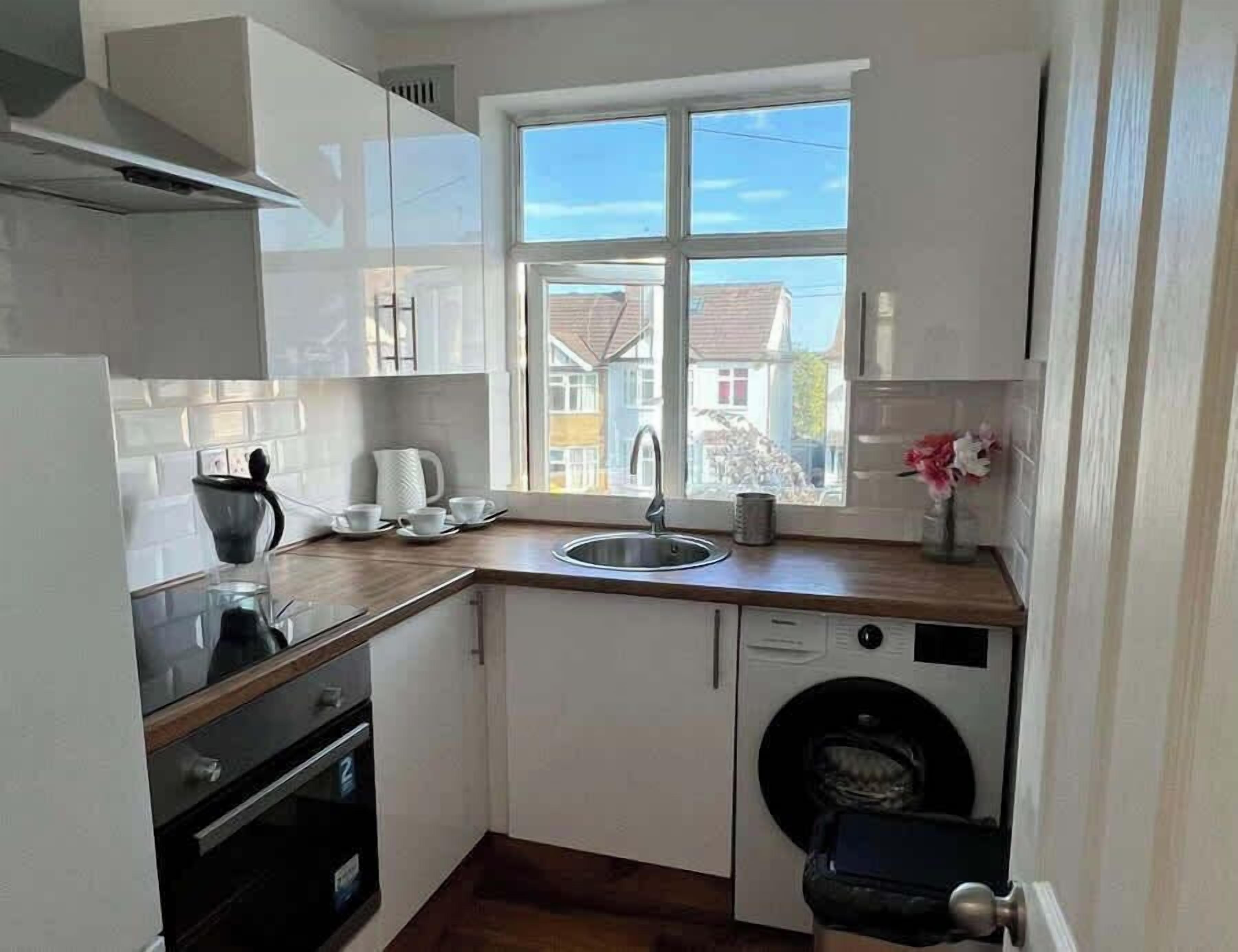 Fridge, oven, stovetop, electric kettle