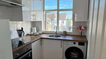 Fridge, oven, stovetop, electric kettle
