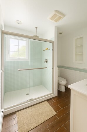 Shower, hair dryer, towels, soap - Hampton Gem: Heated Pool, BBQ, 5 Min to the Beach (Hampton Bays)