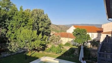 Una piscina al aire libre de temporada