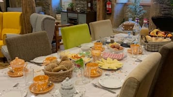 Desayuno típico de la región gratuito y diario