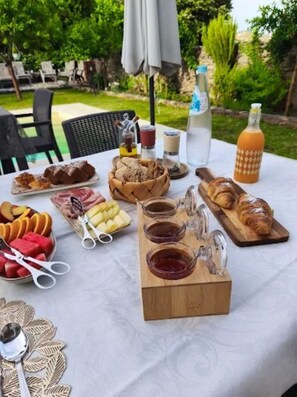 Petit déjeuner composé de spécialités régionales compris tous les jours
