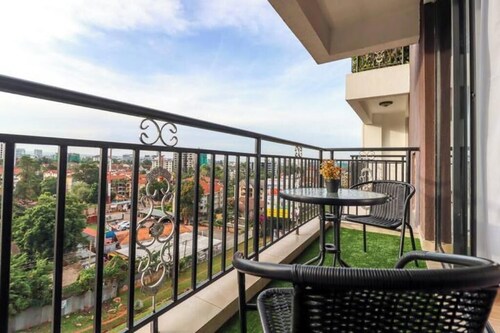 Condo with a view, pool&gym