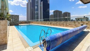 En swimmingpool med udsigt til et Marriott-hotel i baggrunden.