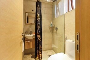 Towels, soap, toilet paper - All-Ensuite Home with a Balcony, Pool & Gym (Nairobi)