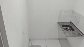 Een douche, handdoeken, zeep, toiletpapier