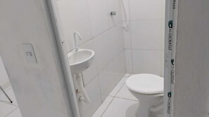 Douche, serviettes fournies, savon, papier toilette