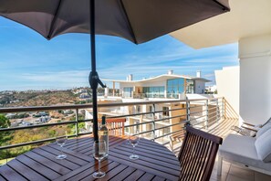 Outdoor dining - BnB Homes Eco Apartment with Terrace, 2 Swimming pools & Tennis court (Albufeira)