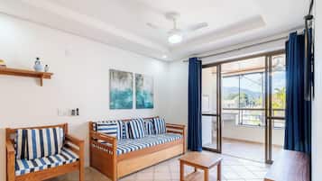 Apartamento básico | Área de estar | TV de tela plana