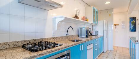 Eenvoudig appartement | Privékeuken | Kookgerei, borden en bestek