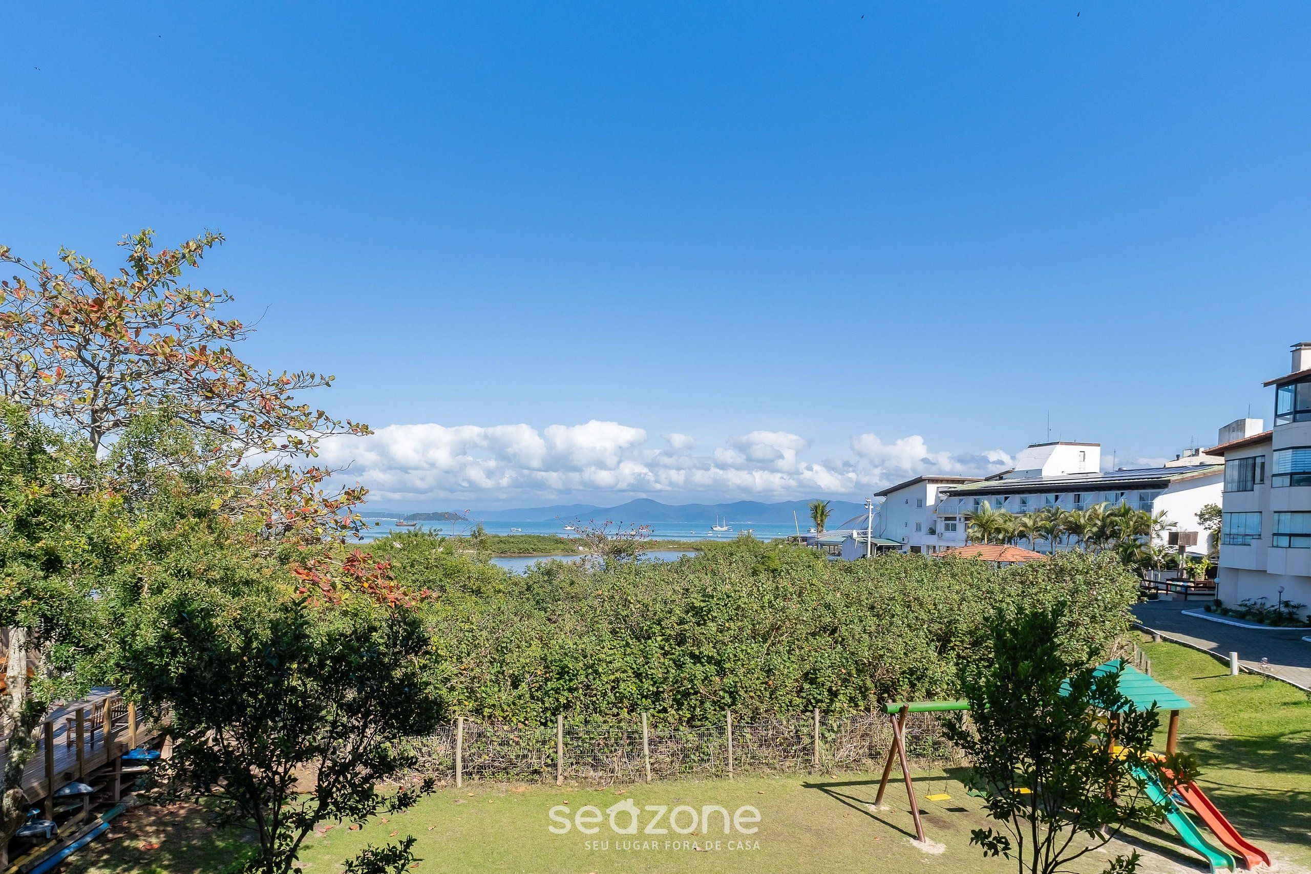 Un quartier résidentiel doté d’une aire de jeux, d’un jardin clos et offrant une vue sur la mer et les montagnes.