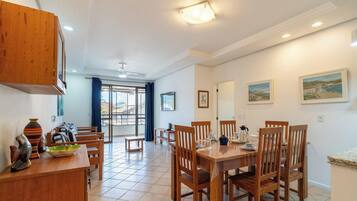 Basic Apartment | Dining