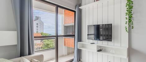 Eenvoudig appartement | Woonruimte | Een 32-inch smart-tv met digitale zenders