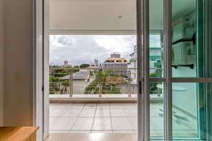 Un interior moderno con un ventanal de vidrio que da a un balcón.
