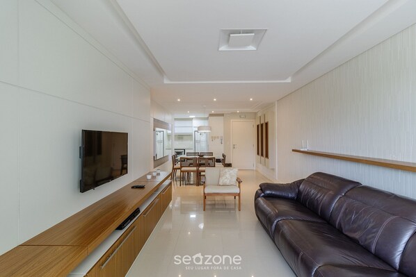 Appartement de base | Aire de séjour | Téléviseur connecté de 32 po avec télévision numérique