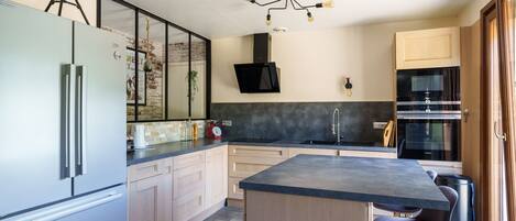 Geladeira, micro-ondas, fogão, lava-louças