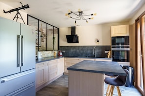 Fridge, microwave, oven, dishwasher - La Bonne Idée - Gîte familial adapté à l'handicap (Ventron)