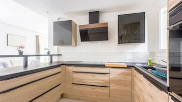 Een koelkast, een microgolfoven, een oven, een vaatwasser