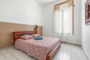 1 bedroom, bed sheets