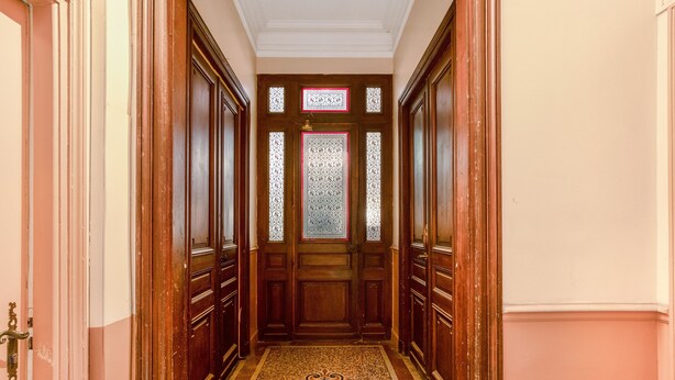 A hallway with wooden doors, a patterned carpet, and a decorative glass window. - Le Parc de la Révolution - Proche Gare (Narbonne)