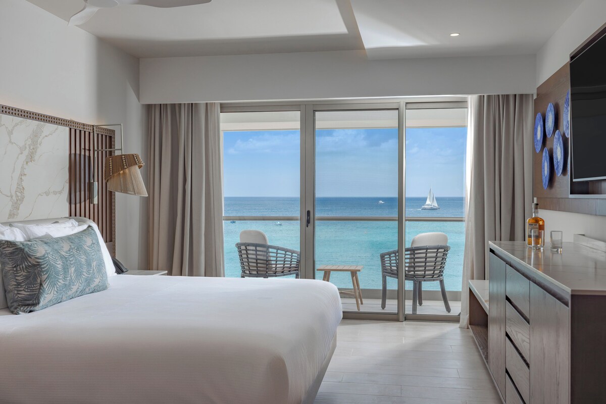Premium bedding, free minibar, in-room safe, desk