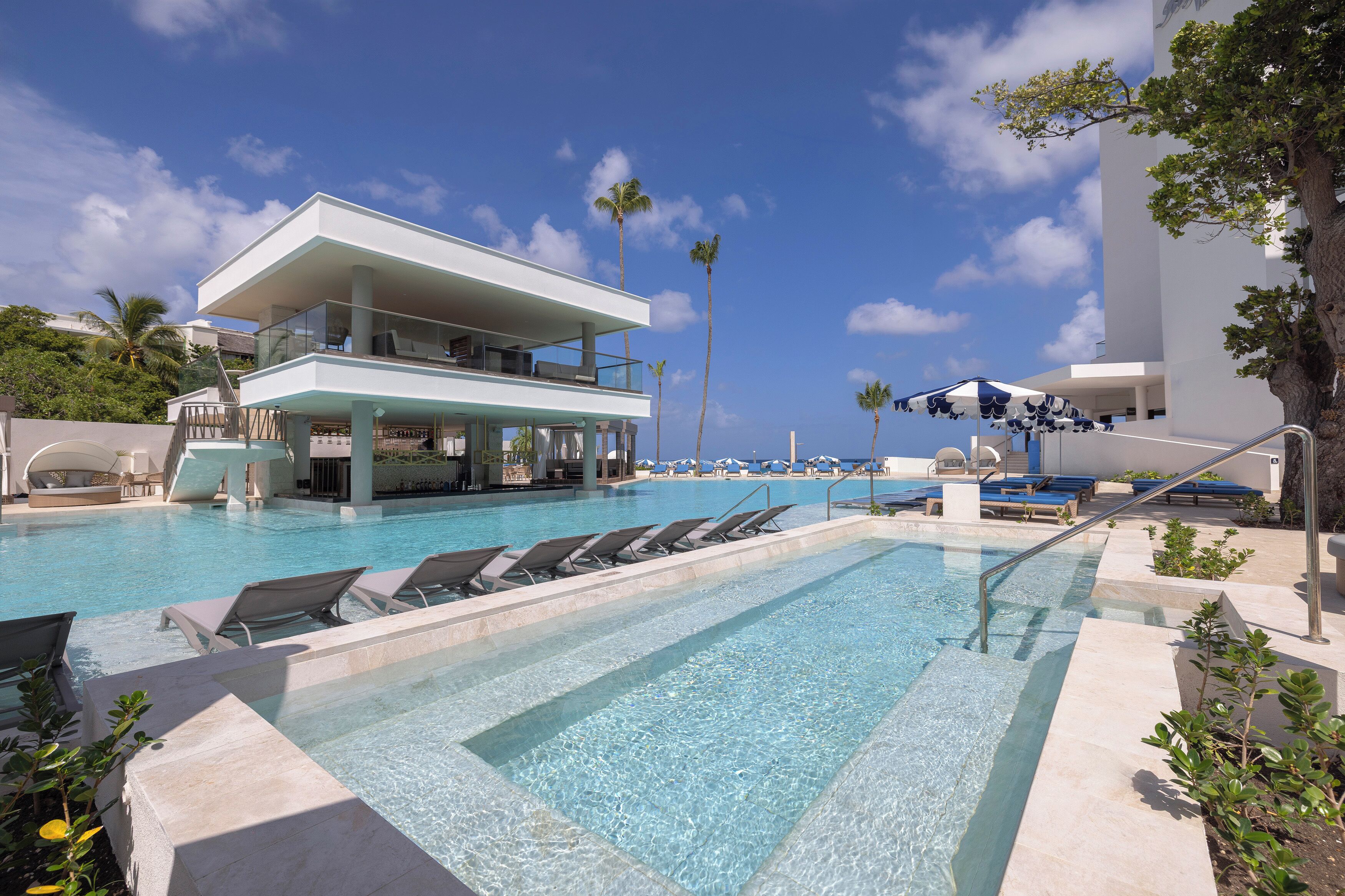 2 piscines extérieures, tentes de plage, parasols de plage