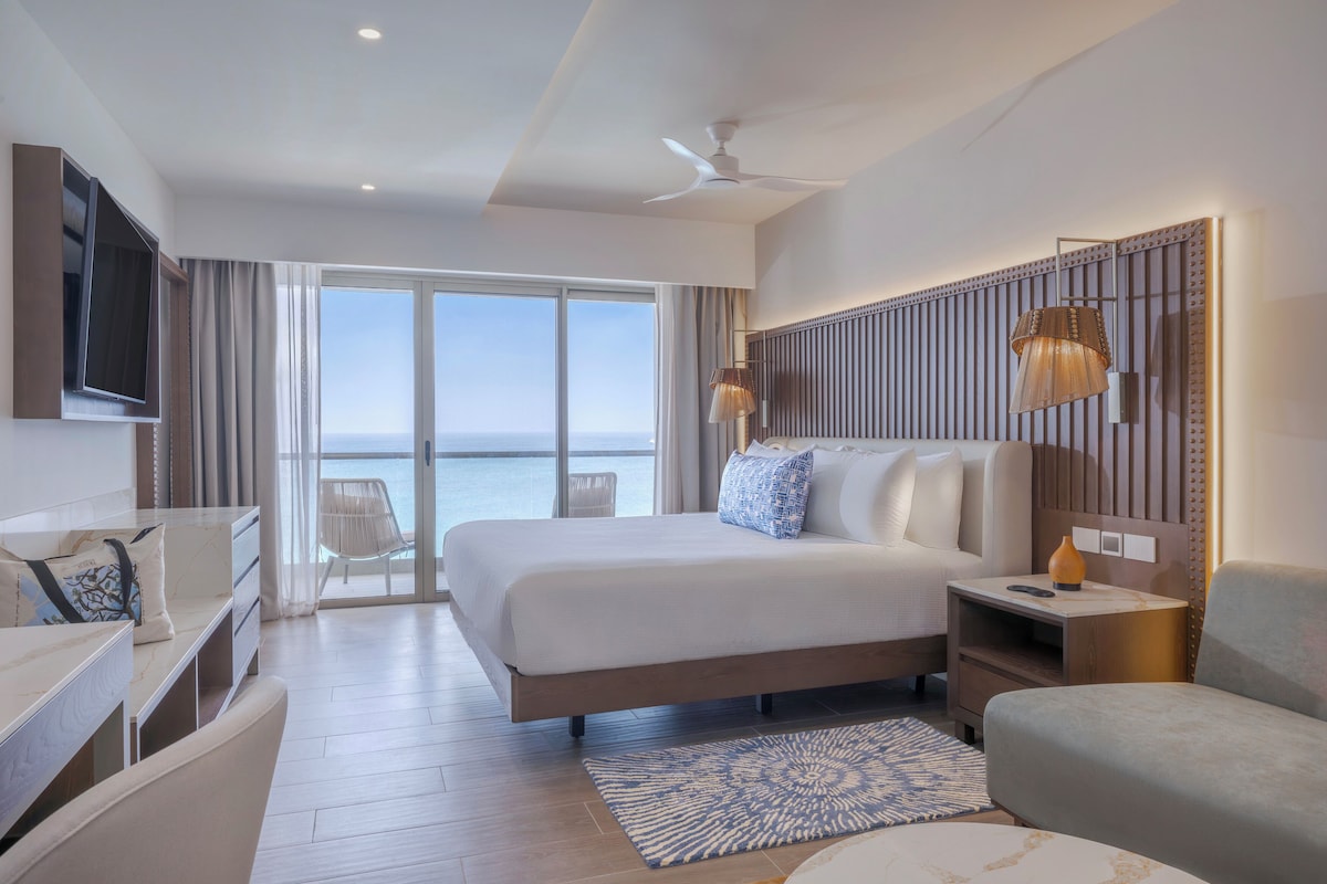 Junior Suite, 1 King Bed, Oceanfront (Luxury)