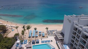 Un resort con piscina, playa y vista al océano.