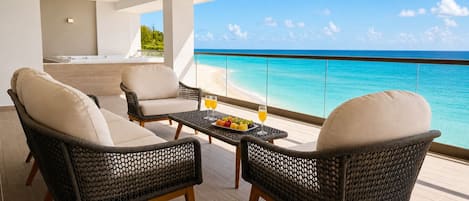 Luxury Chairman Ocean Front Two Bedroom Suite Diamond Club | Utsikt mot strand/hav