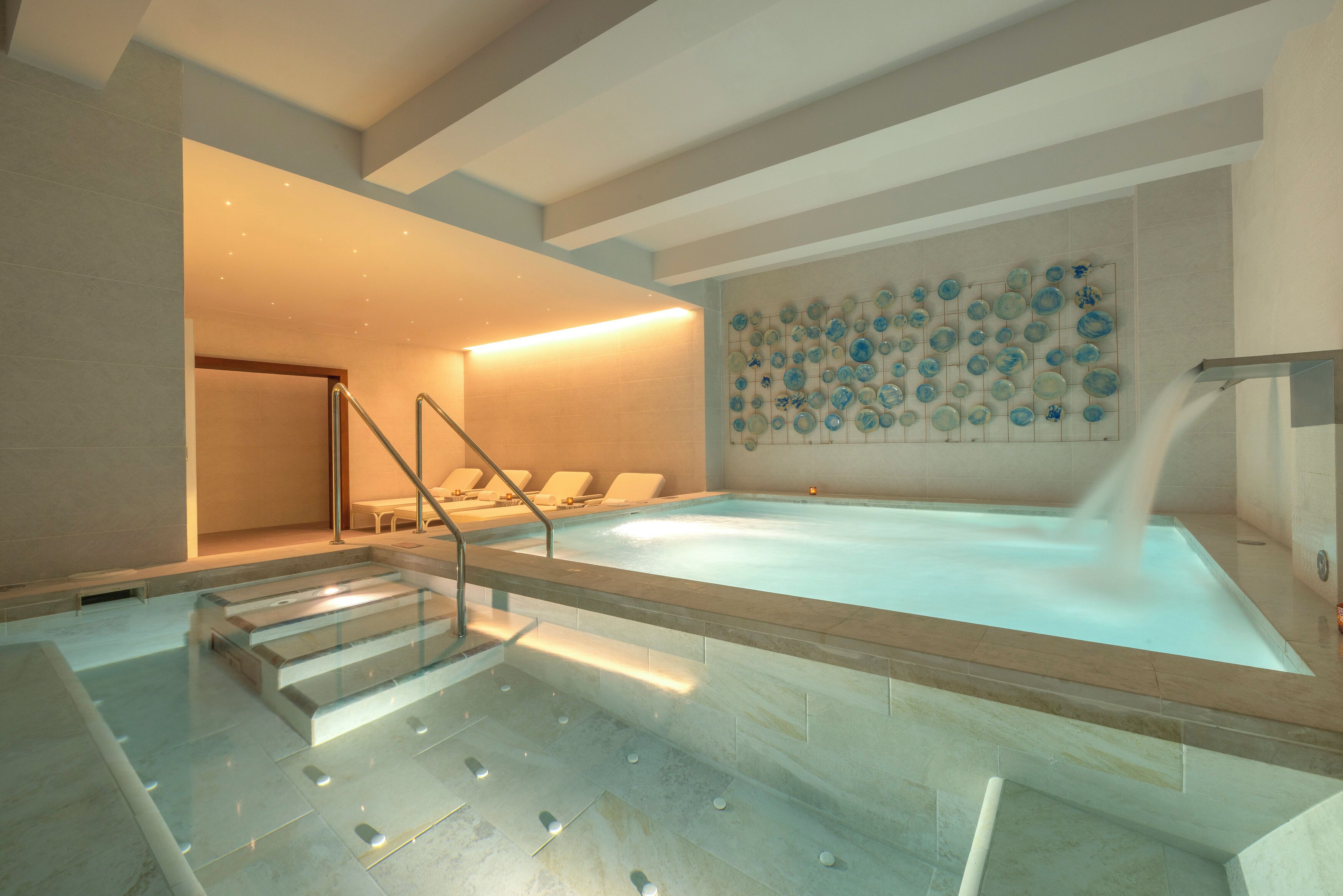 Salas de tratamientos para parejas, sauna, bañera de hidromasaje 