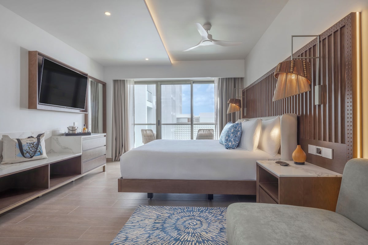 Luxury Junior Suite King | Premium bedding, minibar (free items), in-room safe, desk