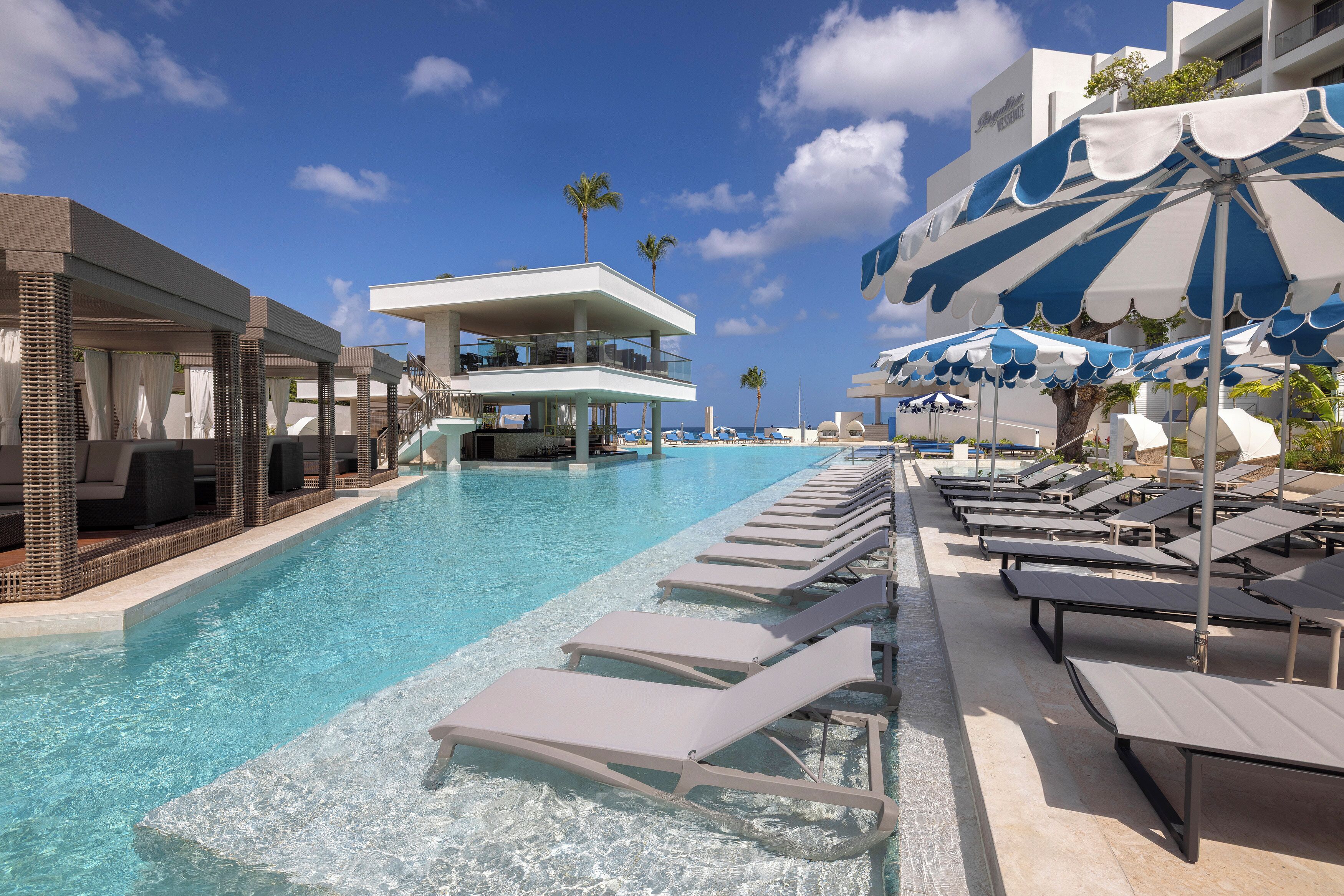 2 piscinas al aire libre, camas de piscina con cargo, sombrillas