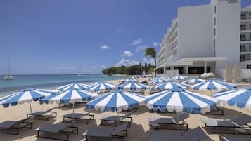 Sur la plage, cabana (supplément), parasol, serviettes de plage