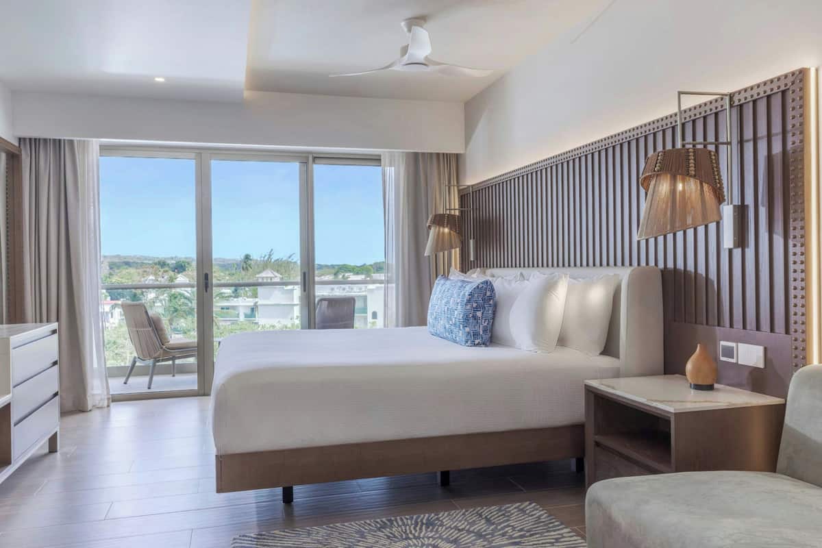 Luxe beddengoed, een gratis minibar, een kluis op de kamer, een bureau