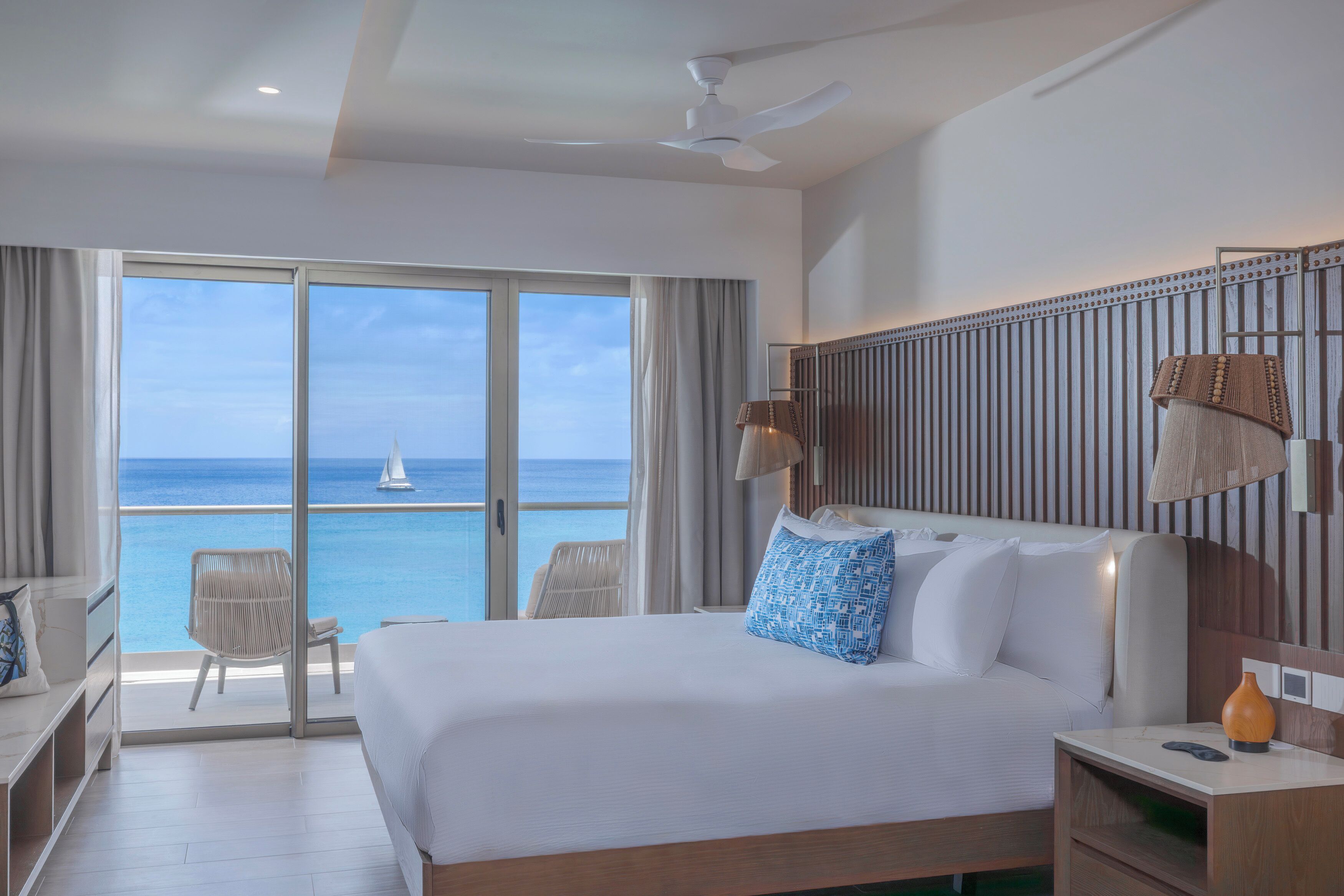 Luxury Presidential Ocean Front One Bedroom Suite Diamond Club | Literie de qualité supérieure, articles gratuits dans le mini-bar