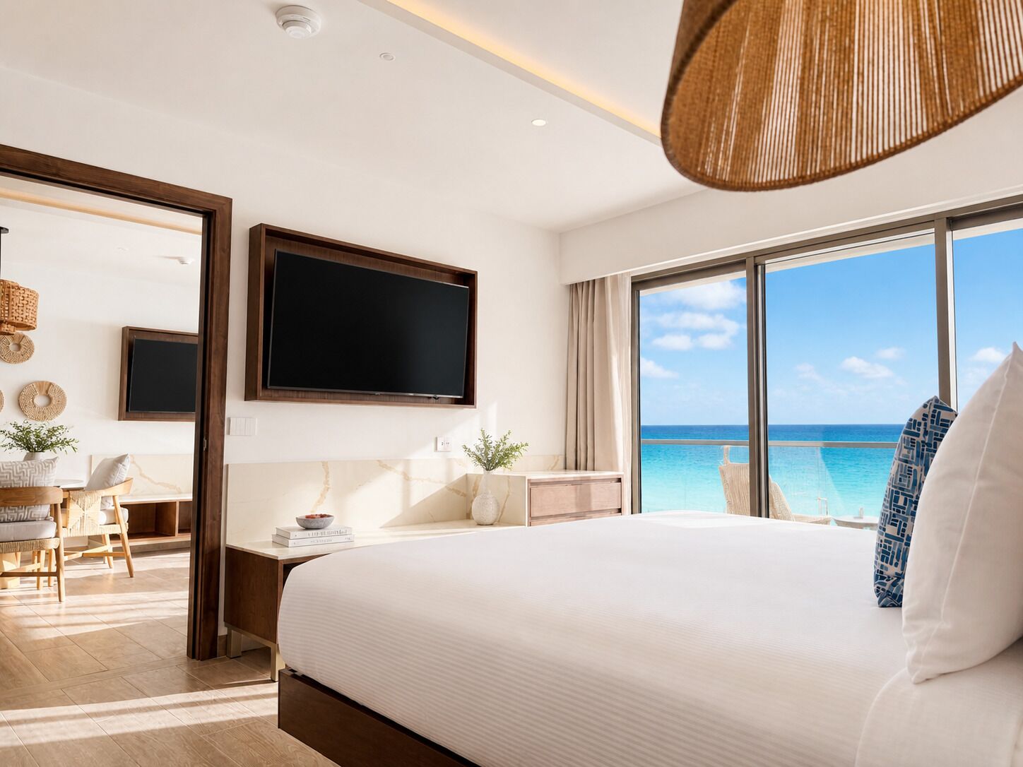 Luxury Presidential Ocean Front One Bedroom Suite Diamond Club | Seprai premium, minibar gratis, brankas, dan meja kerja