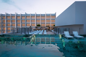 2 piscine all'aperto, ombrelloni da piscina, lettini