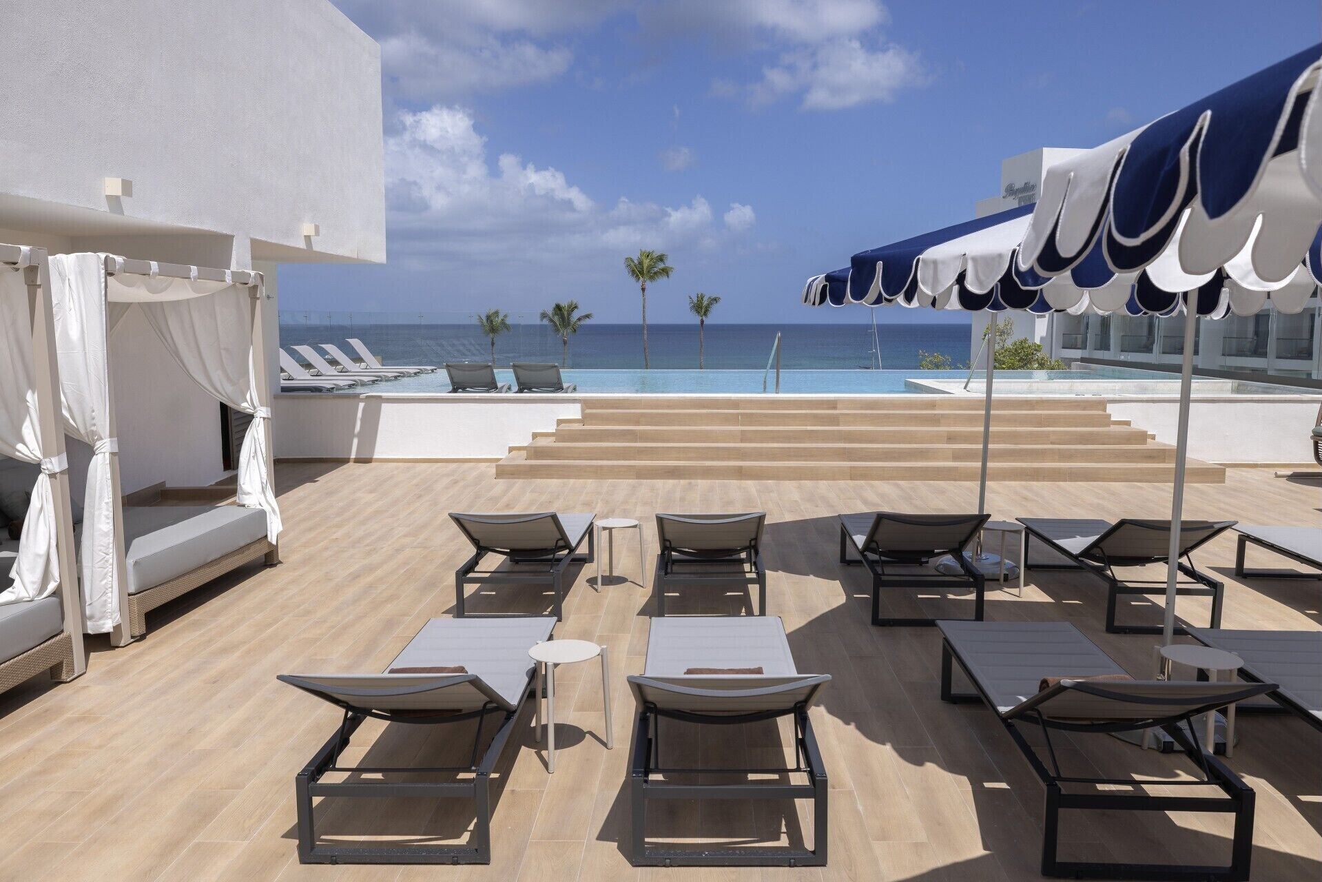 2 piscinas al aire libre, camas de piscina con cargo, sombrillas
